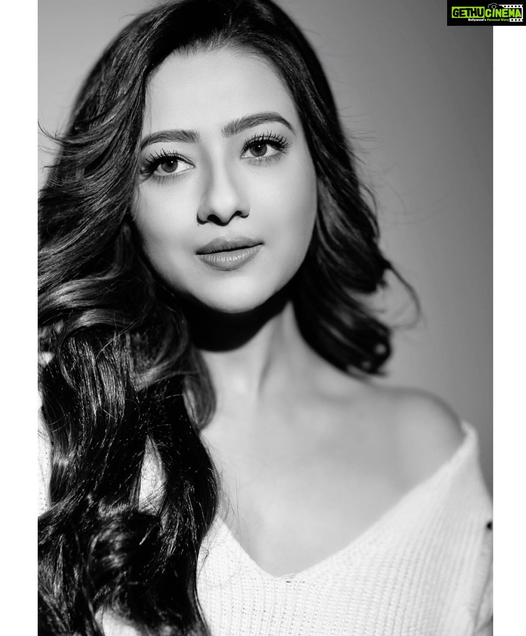 Madalsa Sharma Instagram - Life is in color, but black and white is more realistic🖤🤍 #quoteoftheday #thoughtoftheday #madalsasharma #kavya #picoftheday #postoftheday #instadaily #instapic #instagood #instamood #mood #love #actorslife
