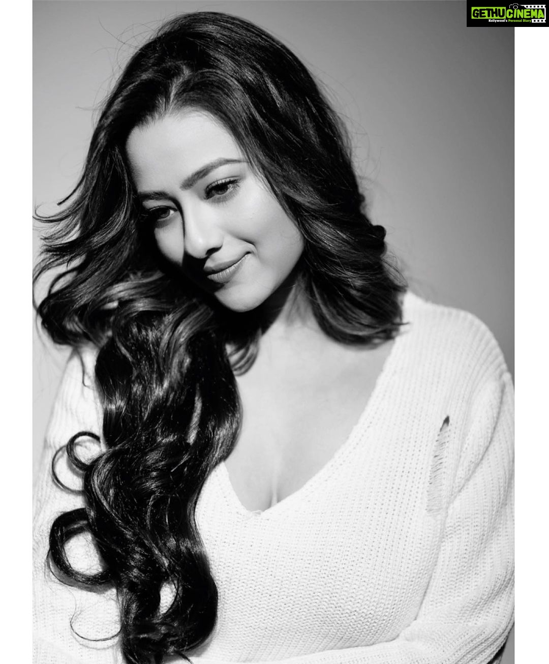 Madalsa Sharma Instagram - Life is in color, but black and white is more realistic🖤🤍 #quoteoftheday #thoughtoftheday #madalsasharma #kavya #picoftheday #postoftheday #instadaily #instapic #instagood #instamood #mood #love #actorslife