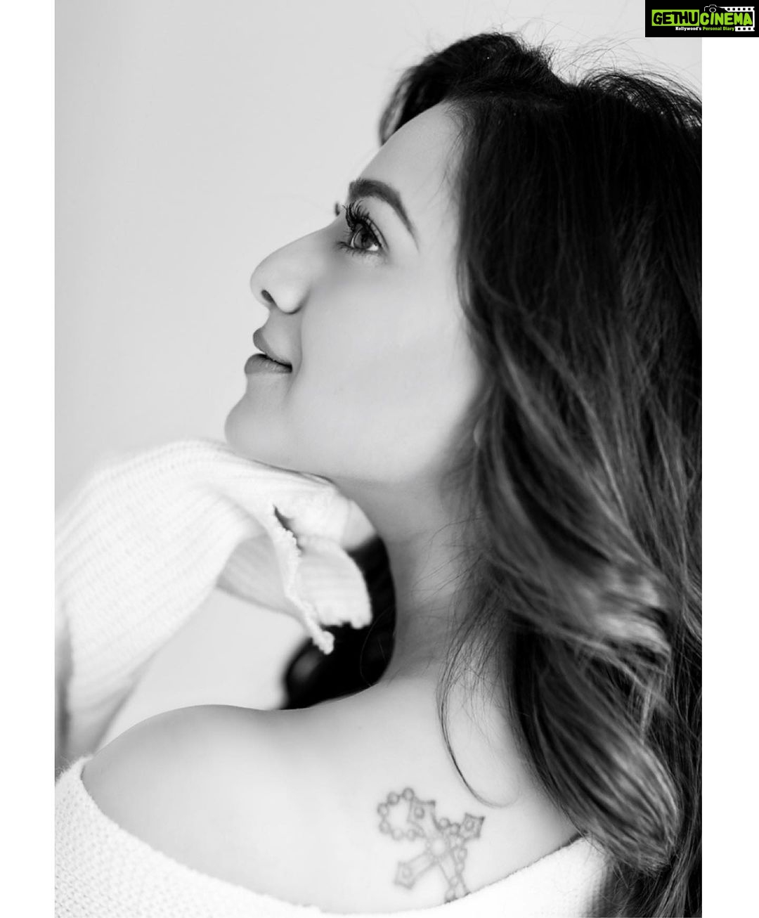 Madalsa Sharma Instagram - Life is in color, but black and white is more realistic🖤🤍 #quoteoftheday #thoughtoftheday #madalsasharma #kavya #picoftheday #postoftheday #instadaily #instapic #instagood #instamood #mood #love #actorslife