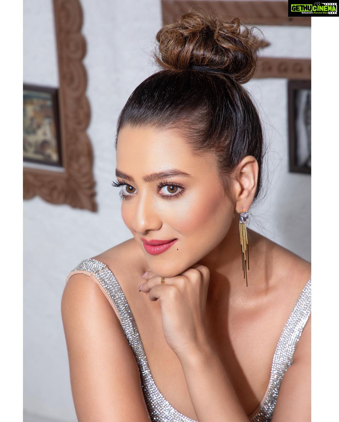 Madalsa Sharma Instagram - Life is only a reflection of what we allow ourselves to see.✨✨ 📸 @artographybysagar #quoteoftheday #thoughtoftheday #madalsasharma #kavya #picoftheday #postoftheday #instadaily #instapic #instagood #instamood #mood #love #actorslife