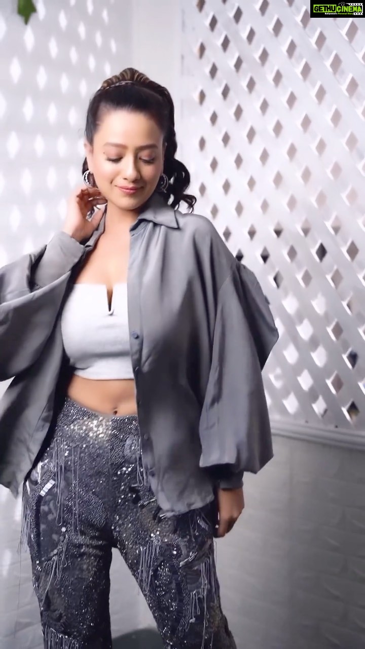 Madalsa Sharma Instagram - Style is a way to say who you are without having to speak💁♀️ #reels #reelsinstagram #madalsasharma #kavya #videooftheday #instadaily #instavideo #instagood #instamood #mood #trending #trendingreels #reelitfeelit #reelkarofeelkaro #reeloftheday #reelit #love #actorslife