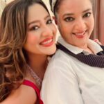 Madalsa Sharma Instagram - When mumma visits me on set, this is what we do💁‍♀️❤️ Waise baat toh sahi kahi humne….😉😂 @sheelassharmaa #reels #reelsinstagram #madalsasharma #sheelasharma #kavya #motherdaughter #bestie #us #videooftheday #instadaily #instavideo #instagood #instamood #mood #trending #trendingreels #reelitfeelit #reelkarofeelkaro #reeloftheday #reelit #love #actorslife