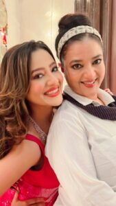 Madalsa Sharma Instagram - When mumma visits me on set, this is what we do💁‍♀️❤️ Waise baat toh sahi kahi humne….😉😂 @sheelassharmaa #reels #reelsinstagram #madalsasharma #sheelasharma #kavya #motherdaughter #bestie #us #videooftheday #instadaily #instavideo #instagood #instamood #mood #trending #trendingreels #reelitfeelit #reelkarofeelkaro #reeloftheday #reelit #love #actorslife