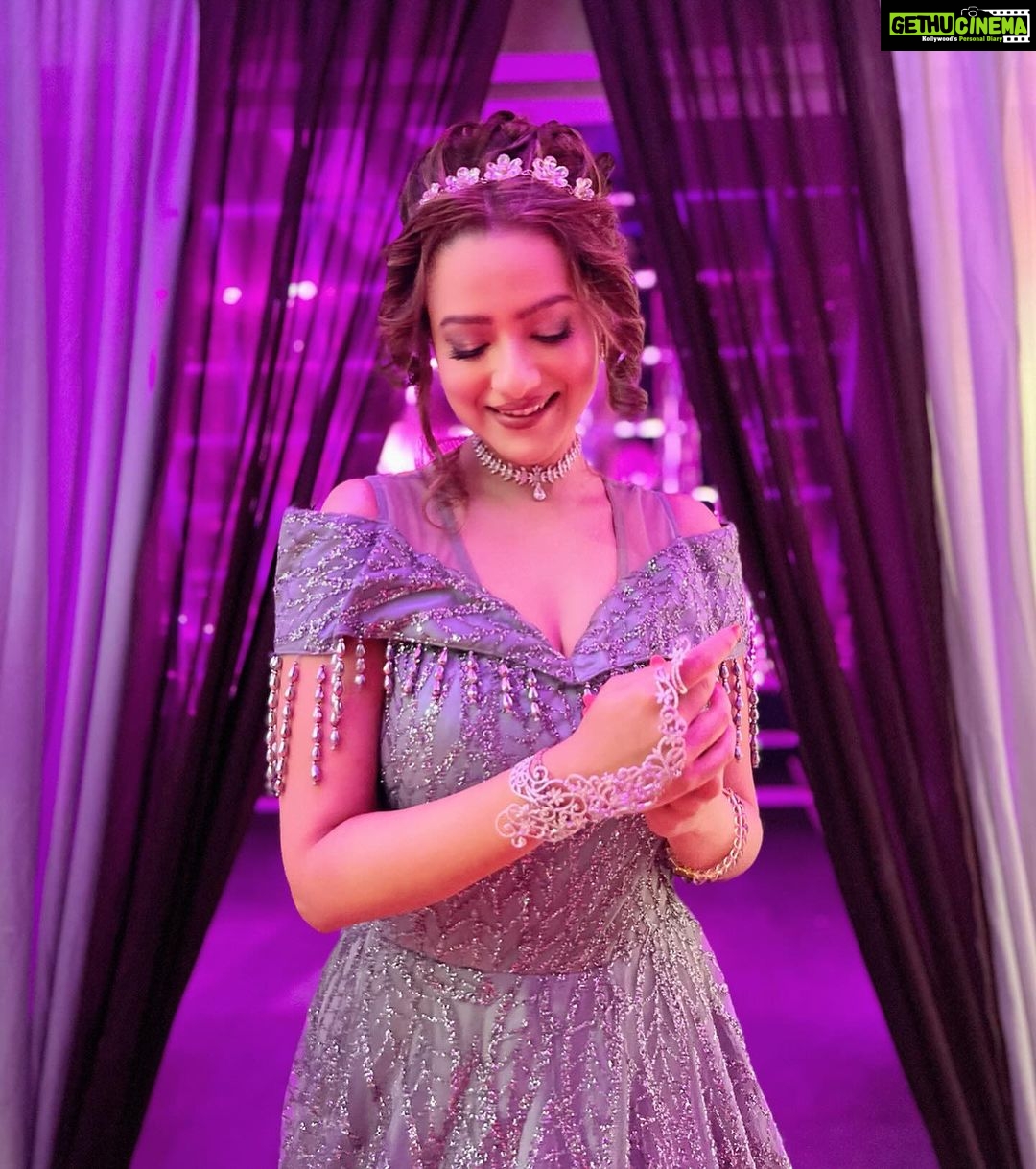 Madalsa Sharma Instagram - When my friends say dress casual….💁♀️🤪 . . . . #quoteoftheday #thoughtoftheday #madalsasharma #kavya #picoftheday #postoftheday #instadaily #instapic #instagood #instamood #mood #love #actorslife