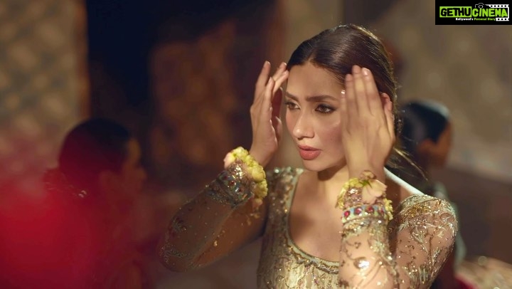 Mahira Khan Instagram - There have been very few times when I have said yes to a project within minutes of hearing the concept. When Jahnoor called and told me her vision.. and that her Ama ( Rano) wanted me for it.. I knew I had to be a part of it. The old school nostalgia of Jeevay banrha.. the gorgeous pieces.. the concept of Kal, aaj aur Kal. ✨ @ranosheirloomsofficial 🌹 Once on set, felt like we were all one big family.. creating moments together on camera and otherwise. Thank you to everyone involved.. you guys have done a wonderful job. MashAllah. ♥️ Director: @moiz_tirmizi Cinematographer @taseer_alii Music @misbahaviorrr Choreography @fatimamjedd Editor @saraiqbol Assistant Director @ishmaareeb VFX @mahadalisajid Colourist Tauqeer Ali Gaffer Yousuf Masih Styling: @meheksaeed Photography: @snaqvi Art Direction @moiz_tirmizi Assistant Art Director @sami_hassan0 Content writing @khadijaamalik Make up (Mahira) @iambabarzaheer Make up (Girls) @arammish_makeup @arammish @sonia_nazir Jewellery @farhatalijewellers Hair accessories @buckwheat.pk Beautiful models - @amna_jamaal @ishahmughal._ @azari.iah @atikahgardezi @zakiyamajeed_ @rabiatahirkhaili @saniaiqbal01 @zahhro_zai @haiderabbass_ @taimur_rumi