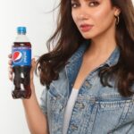 Mahira Khan Instagram - Jab har ghoont ho strong.... toh #WhyNotMeriJaan? @pepsipakistan 🥤 #pepsipakistan 🎬 @zparwez 💄 @iambabarzaheer 💇🏻‍♀️ @mubsher.bhatti 👗 @mavikayanistylist