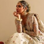 Mahira Khan Instagram - Puraney shaadi ke gaanon ki baat hi aur hoti hai 🌹 👗 @ranosheirloomsofficial 📸 @snaqvi 🎨 @moiz_tirmizi 💄 @iambabarzaheer Styling @meheksaeed Jewellery @farhatalijewellers