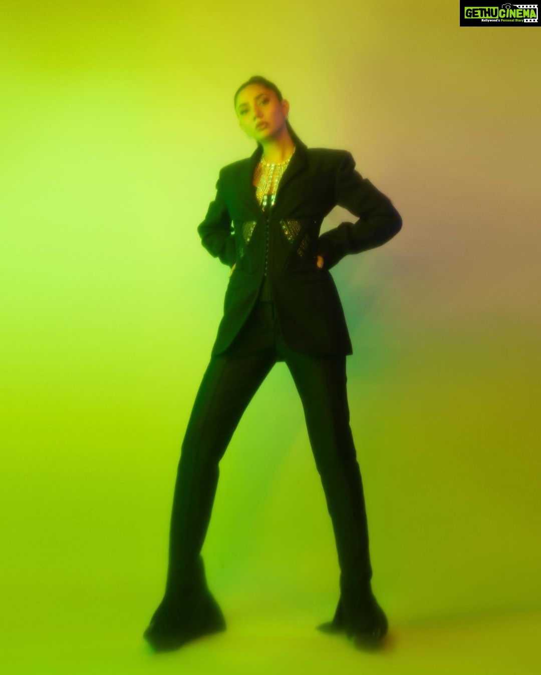 Mahira Khan Instagram - Thank you my darling @zahrasarfraz π Styled by @zahrasarfraz in a @muglerofficial suit π for @velosoundstation ποΈ π @iambabarzaheer ππ»ββοΈ @mubsher.bhatti πΈ @shahbazshaziofficial