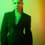 Mahira Khan Instagram - Thank you my darling @zahrasarfraz 💘 Styled by @zahrasarfraz in a @muglerofficial suit 💋 for @velosoundstation 🎙️ 💄 @iambabarzaheer 💇🏻‍♀️ @mubsher.bhatti 📸 @shahbazshaziofficial