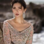 Mahira Khan Instagram - 🌊💙 👗 @ayesha.shoaib.malik 💄 @iambabarzaheer 📸 @shahbazshaziofficial 📽️ @muzammilgarewal 💎 @kohar_jewel City By The Sea