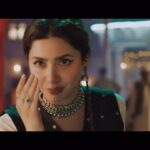 Mahira Khan Instagram - Every woman I know has been a Razia.. has seen a Razia, has met a Razia.. this is for all of us. This is for Razia ♥️ Grateful to be part of her world…. Shuru kartein hein Razia ka qissa ♥️🙏🏼 @entexpresstv Cast -@momal15 , @mohibmirza , @parveen.akbar , @kausarsiddiqui.official , @shaheera.jalil.albasit , @kaleemghoriofficial , @arman_sami_0 , @I.kashifhussain , #MohammadSaqib , @shahzadmallickofficial , @akbarislamofficial , @daniyakanwall #SaminaNazeer , @abeernaeem , @faj.sheikh , @eshausman_official , #Abrish , #AizaKhan , @liyla._110 , #AliHur , #Shayan , #Abdullah , #Hashir , #MinsaSalman , #MeryamZehra ,@anumtaimtiyaz Written and Directed By : @mo_ali_shah Executive Producer : @hina.amaan & @kamranafridi8 DOP : @asradkhan Project Head : @ali_salman4040 Creative Director : @nysa.k Senior Content Producer : @nimi3213 Associate Director : @kashafahmeed Senior Creative Producer : @mahnurghayas Edit and Post : @nitratemedia Composer : @adnandhool & @aahadnayaniofficial Singers : @adnandhool & @fabihahashmimusic BGM : Mohsin Allah Ditta Mahira's Makeup & Stylist : @iambabarzaheer & @mubsher.bhatti Account Manager : @junaid.majeed26 Photography and Visuals : @octopusdezign BTS : @jawwadmushtaqfilms Digital Content Producer : @_mairashaikhh Art team : @filmsbyzain & @hasnain_ali_noonari