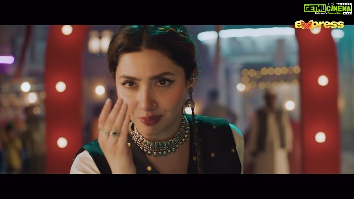 Mahira Khan Instagram - Every woman I know has been a Razia.. has seen a Razia, has met a Razia.. this is for all of us. This is for Razia ♥️ Grateful to be part of her world…. Shuru kartein hein Razia ka qissa ♥️🙏🏼 @entexpresstv Cast -@momal15 , @mohibmirza , @parveen.akbar , @kausarsiddiqui.official , @shaheera.jalil.albasit , @kaleemghoriofficial , @arman_sami_0 , @I.kashifhussain , #MohammadSaqib , @shahzadmallickofficial , @akbarislamofficial , @daniyakanwall #SaminaNazeer , @abeernaeem , @faj.sheikh , @eshausman_official , #Abrish , #AizaKhan , @liyla._110 , #AliHur , #Shayan , #Abdullah , #Hashir , #MinsaSalman , #MeryamZehra ,@anumtaimtiyaz Written and Directed By : @mo_ali_shah Executive Producer : @hina.amaan & @kamranafridi8 DOP : @asradkhan Project Head : @ali_salman4040 Creative Director : @nysa.k Senior Content Producer : @nimi3213 Associate Director : @kashafahmeed Senior Creative Producer : @mahnurghayas Edit and Post : @nitratemedia Composer : @adnandhool & @aahadnayaniofficial Singers : @adnandhool & @fabihahashmimusic BGM : Mohsin Allah Ditta Mahira's Makeup & Stylist : @iambabarzaheer & @mubsher.bhatti Account Manager : @junaid.majeed26 Photography and Visuals : @octopusdezign BTS : @jawwadmushtaqfilms Digital Content Producer : @_mairashaikhh Art team : @filmsbyzain & @hasnain_ali_noonari