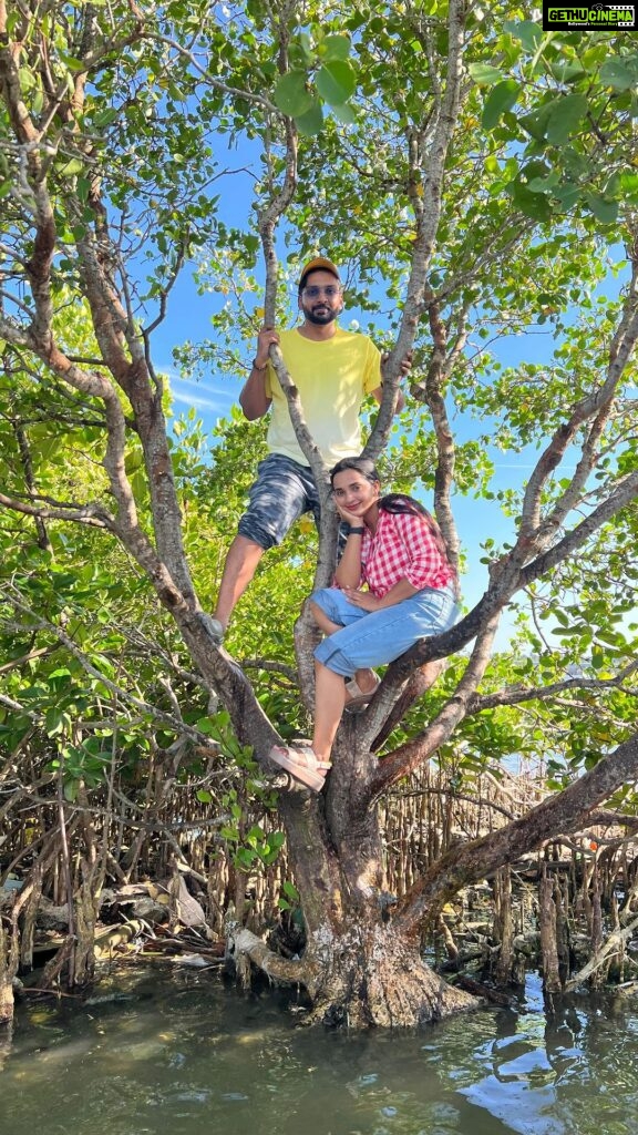 Malavika Krishnadas Instagram - Our Lowbudget Kaavala 😈🤣 . #unplanned #dancingonwater #kerala #sambranikodi #island #backwaters Sambranikodi Island