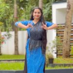 Malavika Krishnadas Instagram - Quick one 🌧🙈 . VC : @thejusjyothi . #kannodkanbathellam #jeans #classical Kollam