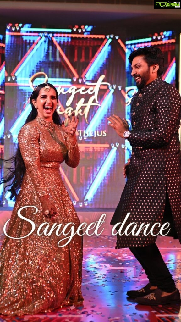 Malavika Krishnadas Instagram - Oru Sangeet Dance Aparatha 🤣 with @thejusjyothi . @shyam_doc @annaprasadofficial Njangal oru step polum thettichilaloa🫶🏻😇😁 . Events : @red_dot_events Mua : @mukeshmuralimakeover Styling: @sabarinathk_