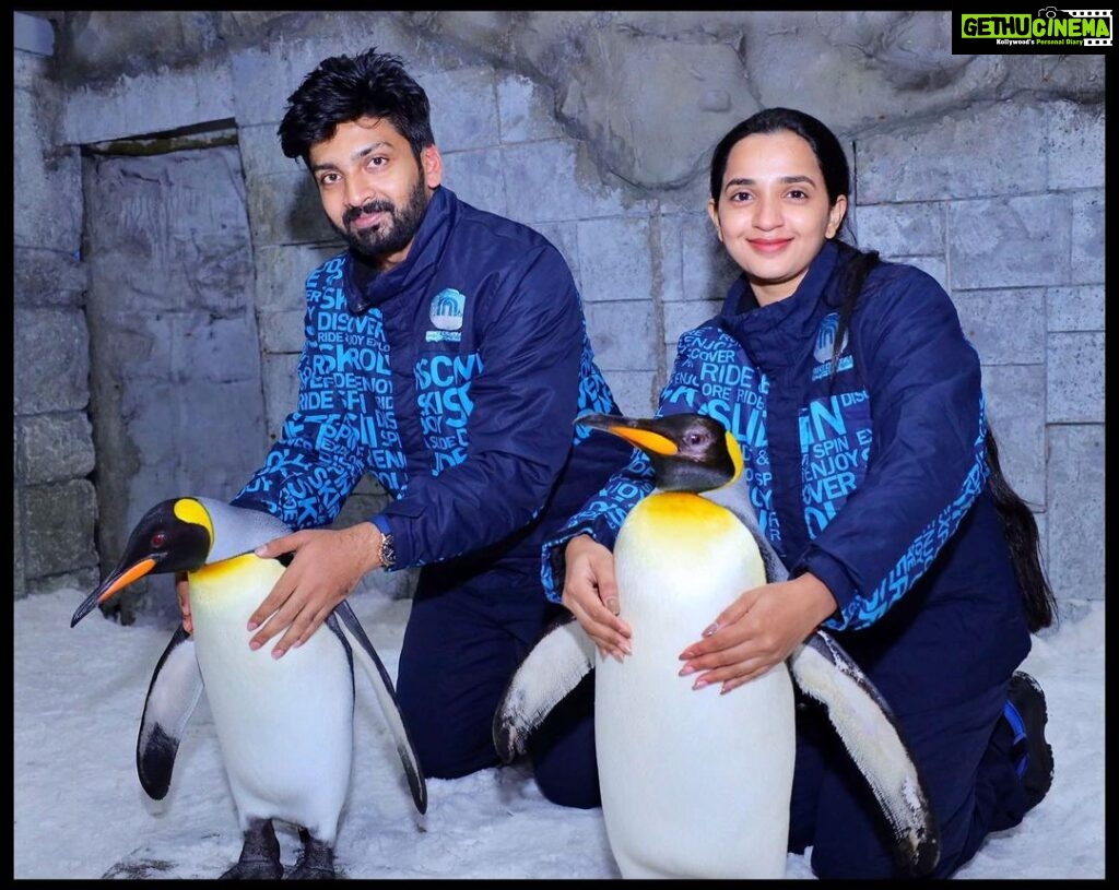 Malavika Krishnadas Instagram - Pingu has always been one of my favorite cartoon …Got a chance to give them a warm hug in real 🥹🫶🏻🐧 Btw they are husband and wife like us 🤪😜