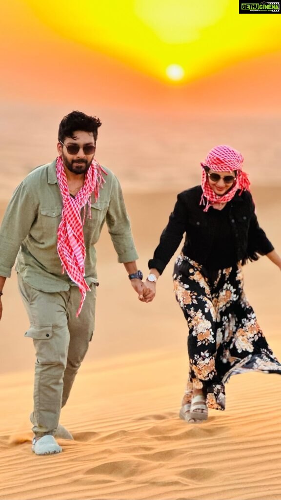 Malavika Krishnadas Instagram - Wait for his moves 😎😂 What a crazy day !!!! 🌝🤩❤️😂 . #desertsafari #bellydance #dunes #arabic #arabicbellydance #dubai #dubaidesert #familytime