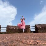 Malavika Krishnadas Instagram – Incomplete Spot Choreo 🙃
.
Couldn’t resist myself from dancing in this beautiful place but it was toooooooo hot and I couldn’t play any music…. SOOOOOOO😌😌
.
#improptu #spotchoreography #kasaragod