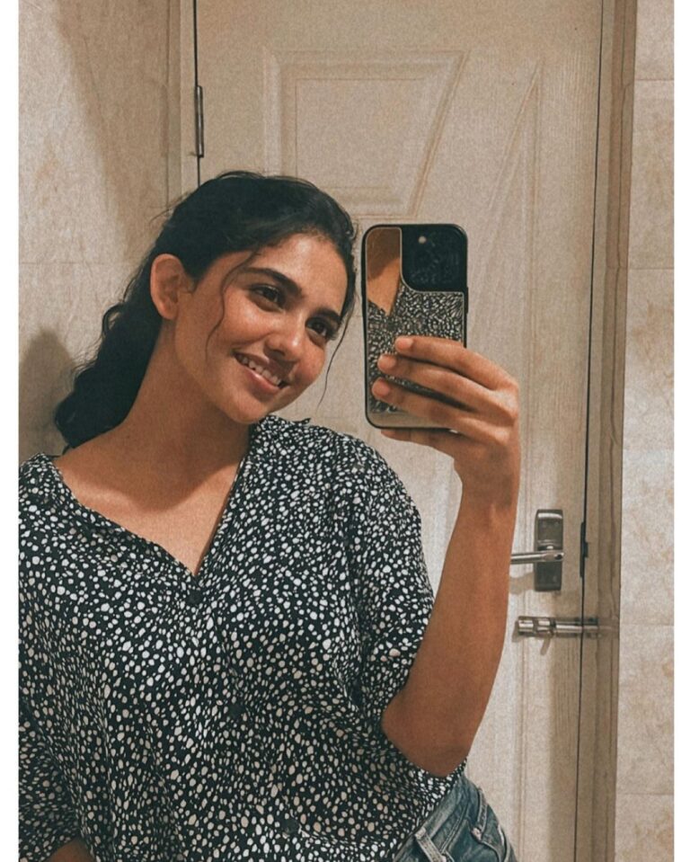 Mamitha Baiju Instagram - When you are toooo tired but gotta keep going , just look at the mirror, take your time, smile & speak to yourself..somehow it just boosts the energy☺️.. Also don't forget to give yourself a break at times which i've to constantly remind myself! 🙃 . #exhaustedbutworthit❤️