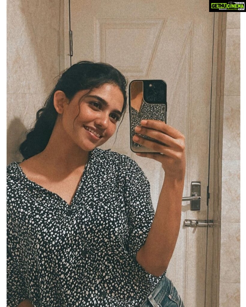 Mamitha Baiju Instagram - When you are toooo tired but gotta keep going , just look at the mirror, take your time, smile & speak to yourself..somehow it just boosts the energy☺️.. Also don't forget to give yourself a break at times which i've to constantly remind myself! 🙃 . #exhaustedbutworthit❤️