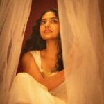 Mamitha Baiju Instagram - सुहानी रात ढल चुकी, ना जाने तुम कब आओगे🤍✨ . Inframe : @mamitha_baiju Concept, Styling & 📷 : @a_isography MUA : @ashif_marakkar Costume: @_jaanki_sarees_ Studio : @tinyturtle.media Assistant : @jijomon_dqzzz_ Decor : @melodiaeventmanagement
