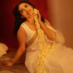 Mamitha Baiju Instagram - सुहानी रात ढल चुकी, ना जाने तुम कब आओगे🤍✨ . Inframe : @mamitha_baiju Concept, Styling & 📷 : @a_isography MUA : @ashif_marakkar Costume: @_jaanki_sarees_ Studio : @tinyturtle.media Assistant : @jijomon_dqzzz_ Decor : @melodiaeventmanagement