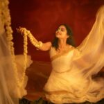 Mamitha Baiju Instagram – सुहानी रात ढल चुकी, ना जाने तुम कब आओगे
.
Inframe : @mamitha_baiju 
Concept, Styling & 📷 : @a_isography 
MUA : @ashif_marakkar 
Costume: @_jaanki_sarees_ 
Studio : @tinyturtle.media
Assistant : @jijomon_dqzzz_ 
Decor : @melodiaeventmanagement