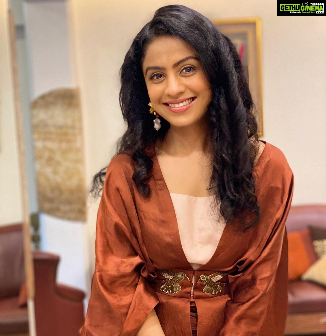 Manasi Parekh Instagram - Sometimes all it takes to have a good day is a smile ♥️♥️