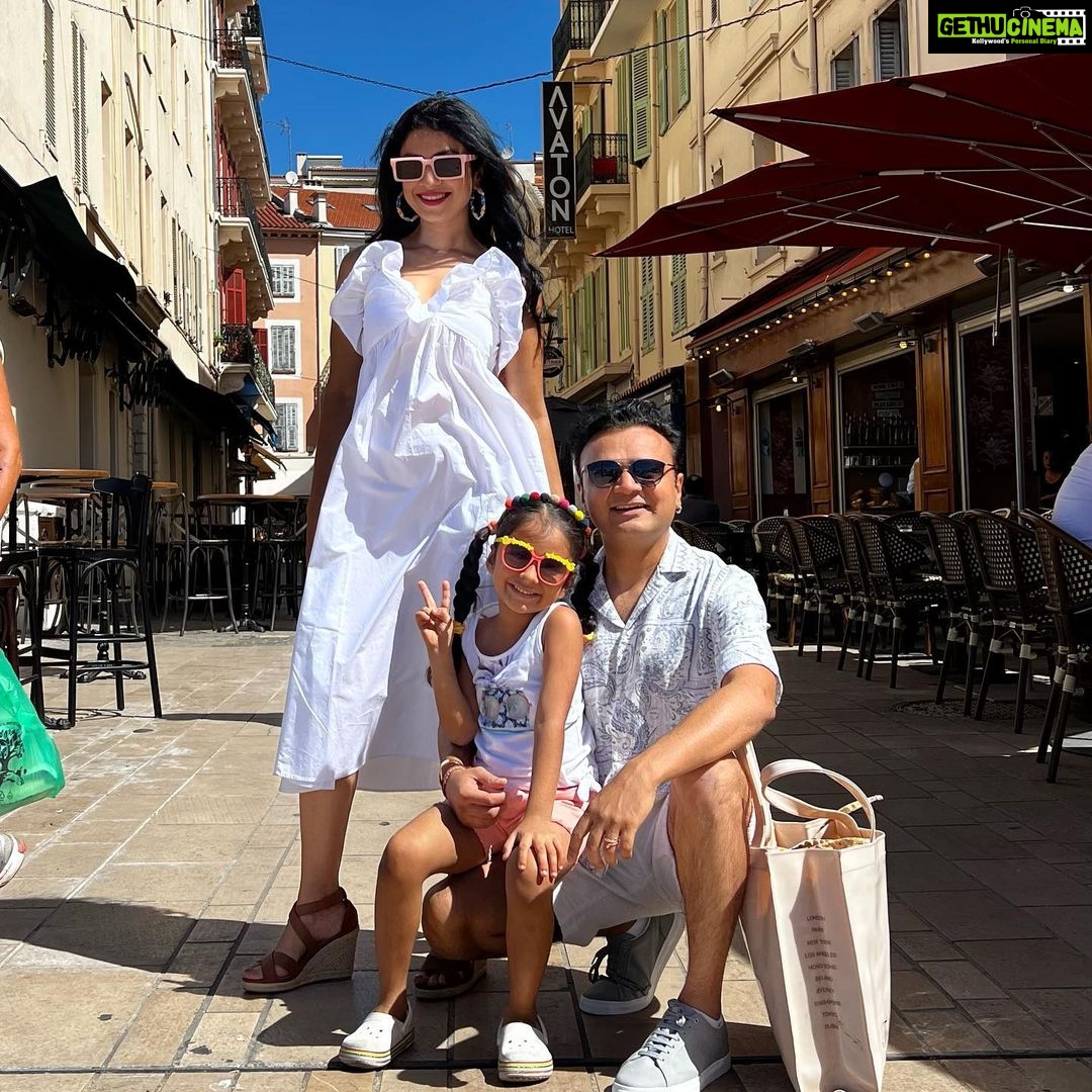 Manasi Parekh Instagram - Major missing!! Let’s do Cannes and Paris again @vatsal_parekh @nishmakamdar @parthivgohil9 ?? Europe