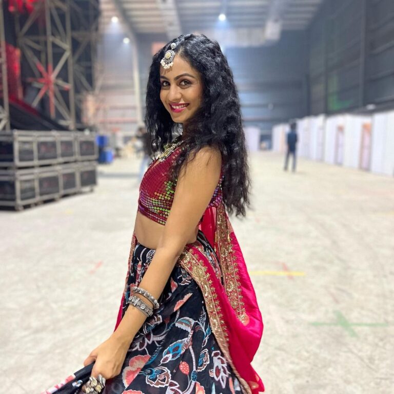 Manasi Parekh Instagram - It’s so gloomy and rainy outside, all I can think of is when will Navratri come!!! Jaldiiii garba karva chhe 💃🏽