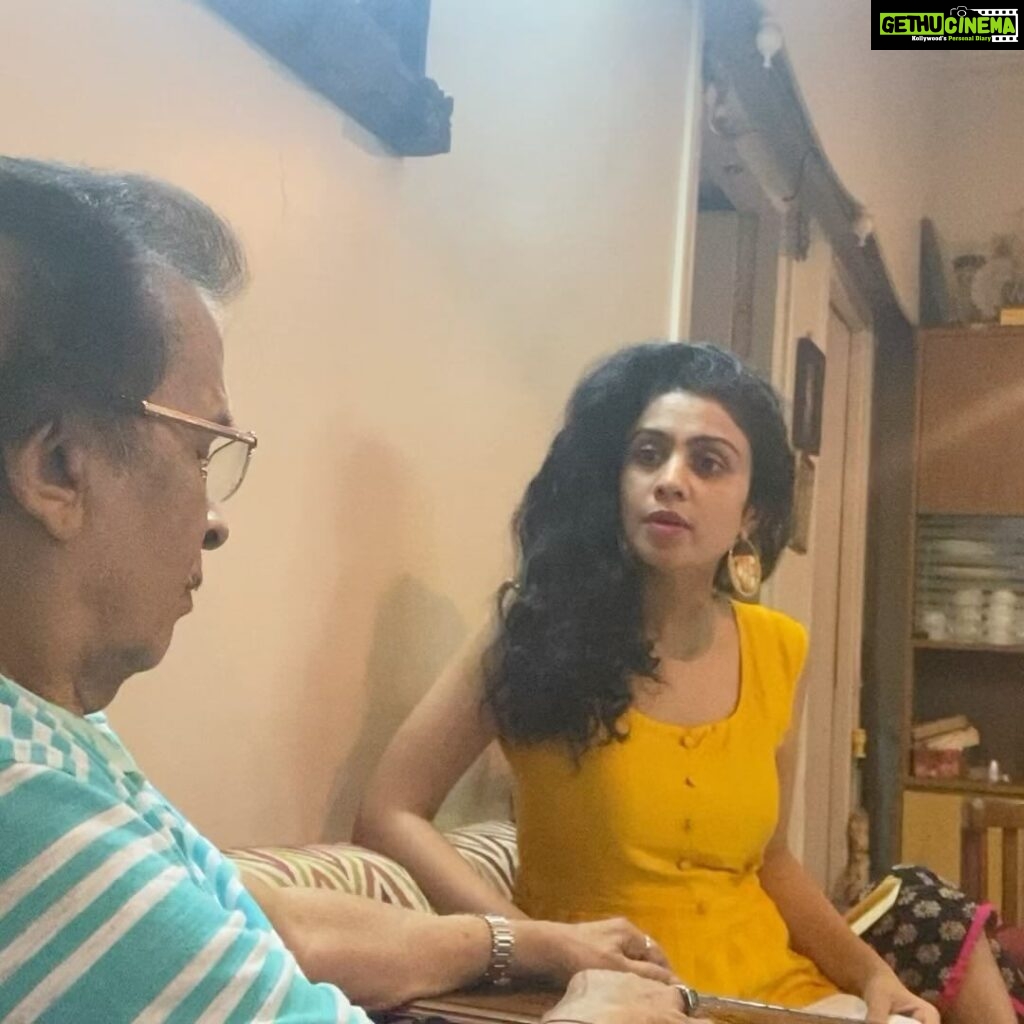 Manasi Parekh Instagram - This is how a typical music class with my Guruji Shri Purushottam Upadhyay was. I would start singing a beautiful melody that he had composed and stop in the middle and he would correct it till I got it right. He is 85 years old today and doesn’t eat his food till he does his riyaz. I am so grateful to have learnt music from him and my other Gurujis Madhutai and Seetatai. Before I became an actor I always wanted to be a singer, but destiny clearly had other plans. Having said that, music plays a very important role in my life and is as important as breathing. Only because of the love and discipline instilled by my gurujis. #happygurupurnima 🌕