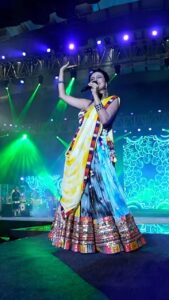 Manasi Parekh Instagram - Less than a month to go for Navratri!!!!! Are we meeting @rangilore Mumbai this year too? Singing this beautiful song originally sung by @aishwarya_tm and composed by @kedarandbhargav ♥️ #throwback #navratri Nesco Centre