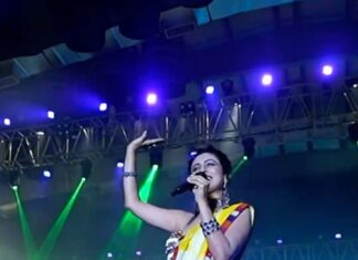 Manasi Parekh Instagram - Less than a month to go for Navratri!!!!! Are we meeting @rangilore Mumbai this year too? Singing this beautiful song originally sung by @aishwarya_tm and composed by @kedarandbhargav ♥️ #throwback #navratri Nesco Centre