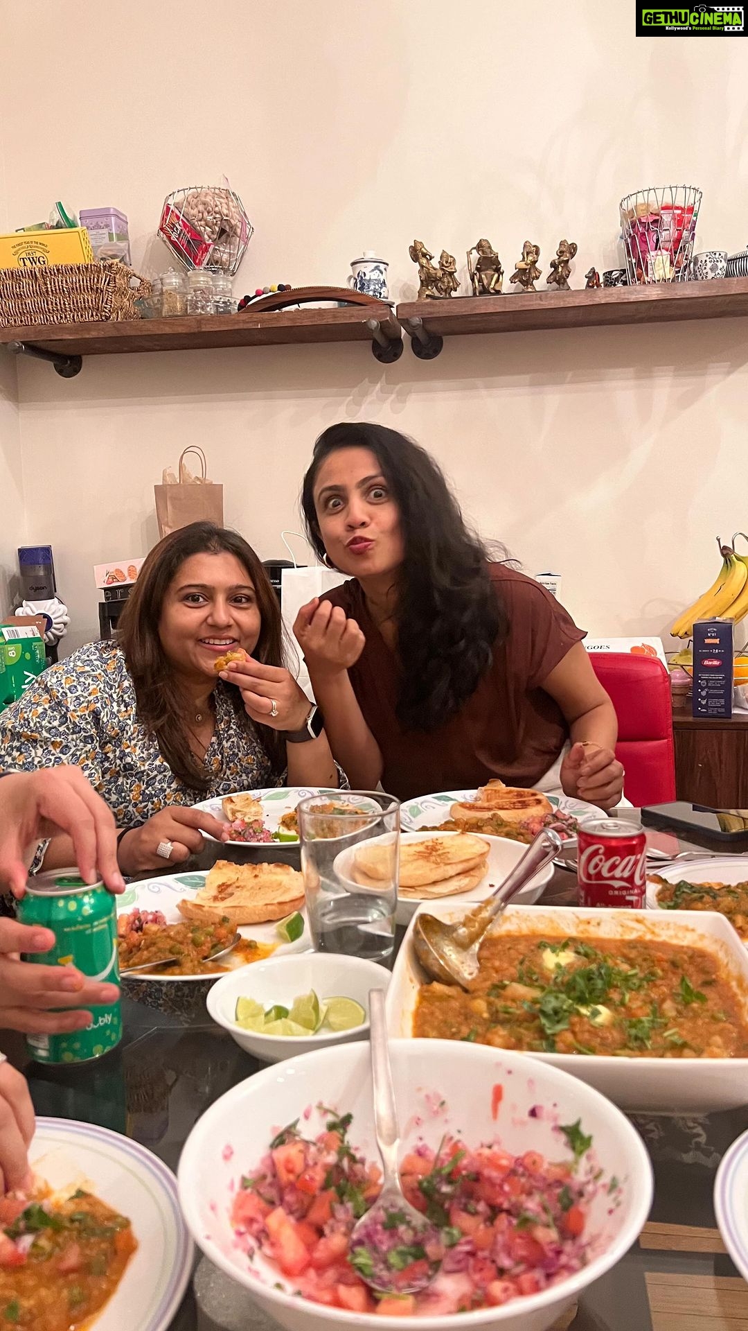 Manasi Parekh Instagram - When you live abroad you crave spicy Indian food so much! Made this yum Pav Bhaji for our dinner party in New Jersey and everybody loved it! Desi khaana is the best ššš Also @gohilnirvi patiently shot the whole reel for me! So sweet of her ā„ļøā„ļø New York, New York