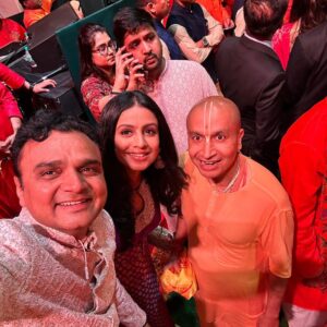 Manasi Parekh Instagram - @parthivgohil9 flew down straight from Kailash Mansarovar ( the birth place of Ganesha in North) and I landed from Rameshwaram( the place with maximum Shiva Temples in the South)  to experience the fabulous Ganapaty celebrations at Antilia by the Ambanis! It’s such a special and one of a kind celebration. And the best part is that @parthivgohil9 performs there every year 🙏🏼😇😇 
#ganpatibappamorya 

HMU : @rxxti