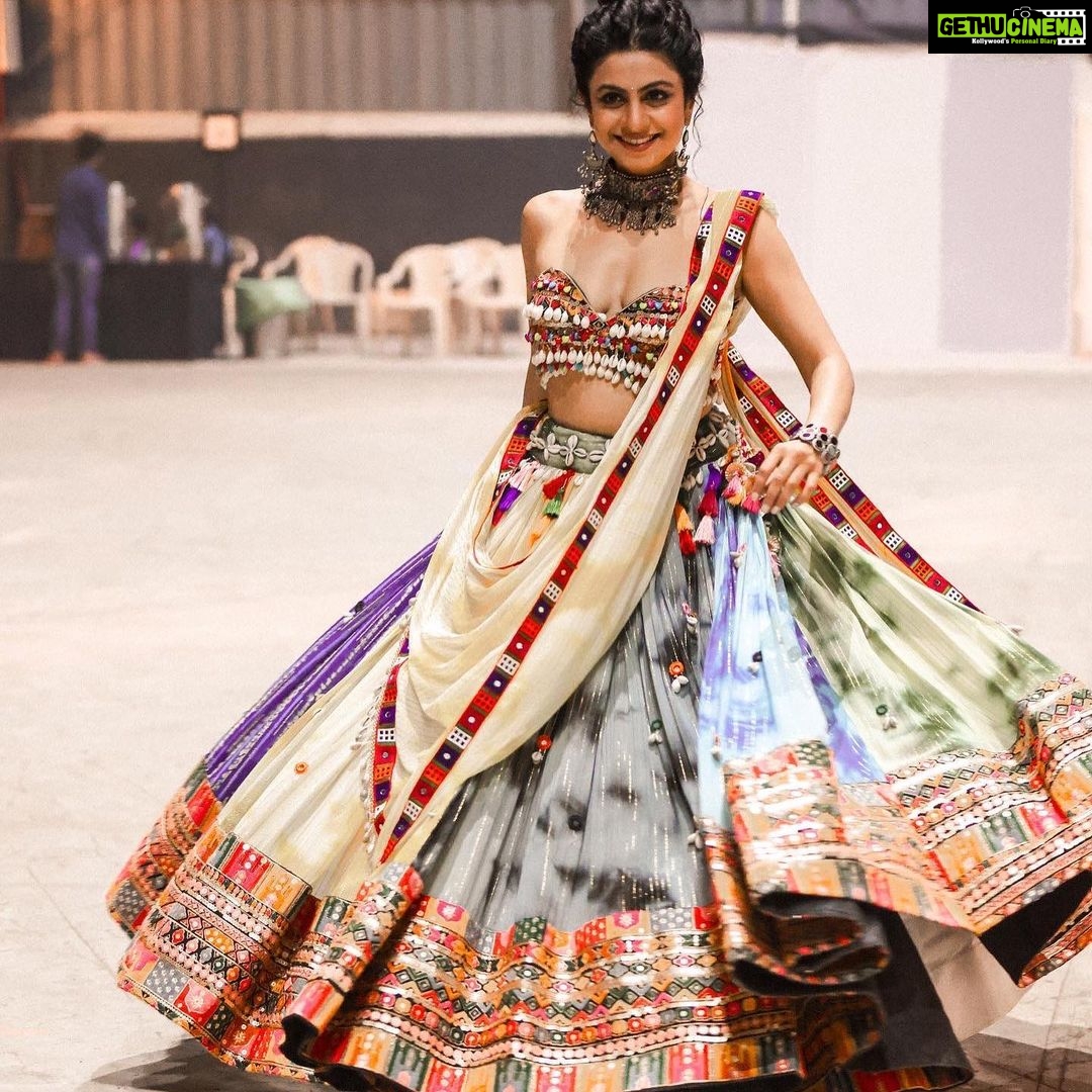 Manasi Parekh Instagram - Itβs so gloomy and rainy outside, all I can think of is when will Navratri come!!! Jaldiiii garba karva chhe ππ½