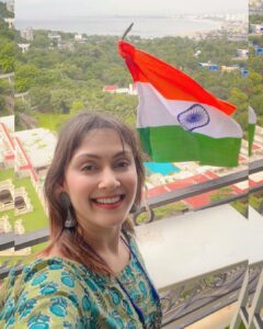 Manjari Fadnnis Instagram - Happy Independence Day You all! 🤗❤️ Was so pleasantly surprised when our postman from my area came to my place yesterday gifting me our flag & told me it’s from @indiapost_dop for your home❤️ I was so touched & can’t stop looking at how beautiful it looks flying in my balcony. I’m obsessed🤩 Thankuuuu @indiapost_dop 🙏🏼🙏🏼🙏🏼 you made this Independence Day special🤗

#independenceday #harghartiranga #indian #proud #proudindian #indianflag