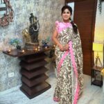 Manjula Paritala Instagram – #kalamkaridigitalprintsaree with scalloped border with blouse @qalamkariwarehouse

#ethnicwear #sareefashionista #indowestern #celebrity