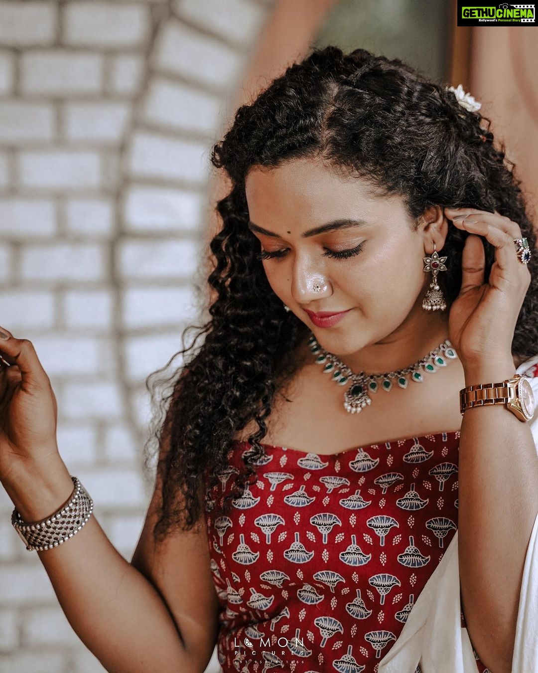 Mareena Michael Kurisingal Instagram - Happy onam🥰 Cliked by @lemon_pictures__ Chain nd ear ring @kaya_online_