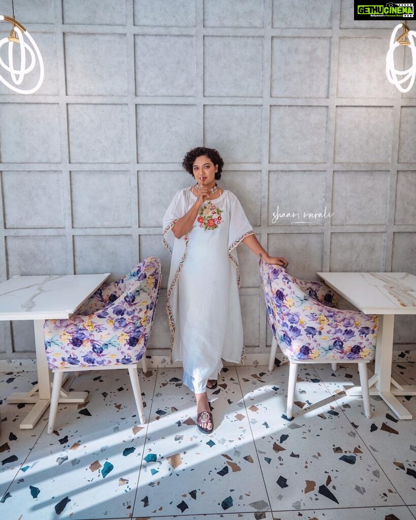 Mareena Michael Kurisingal Instagram - Too glam to give a damn😁 Kafthan by @oyshee_designers Photography @shaam_murali