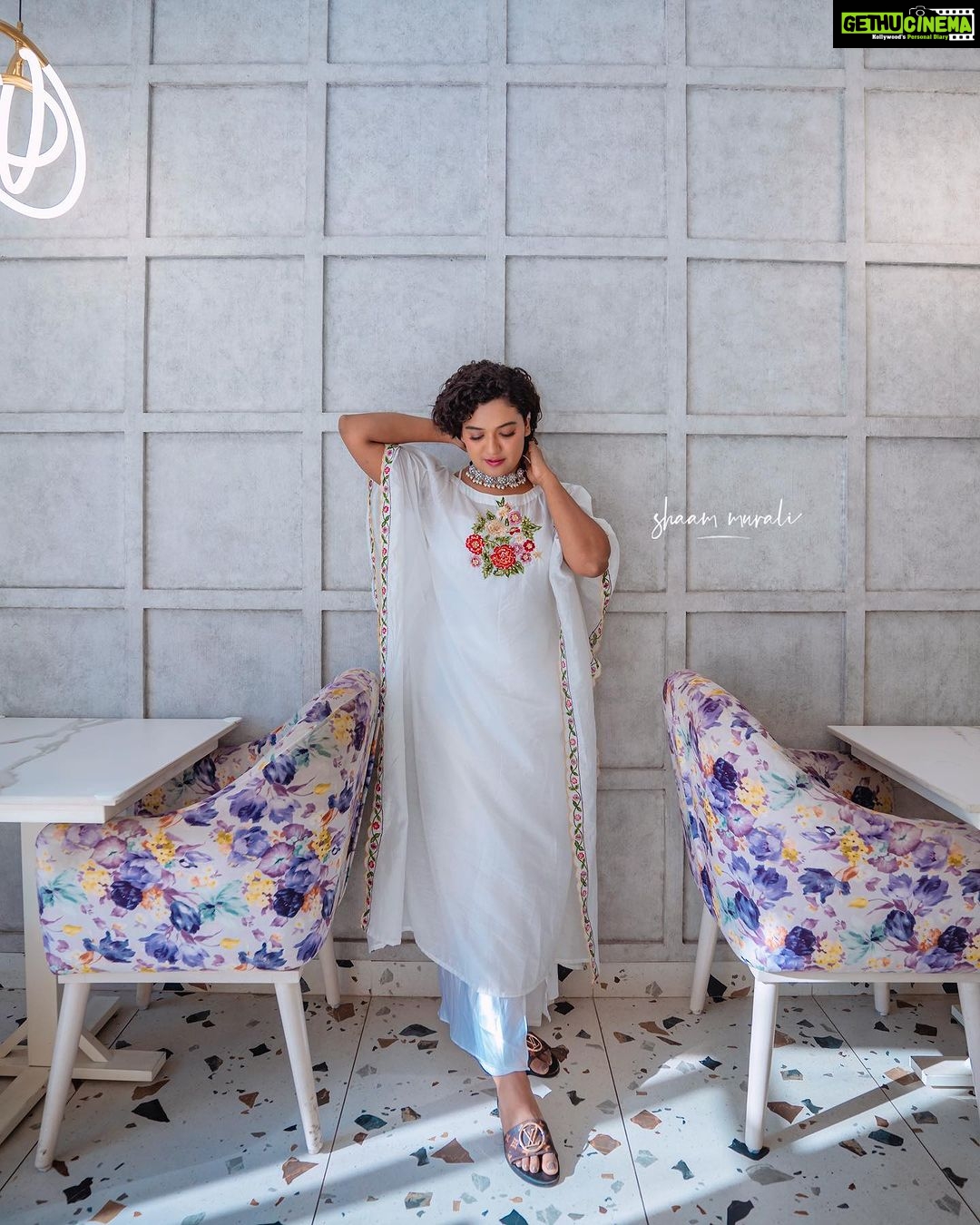 Mareena Michael Kurisingal Instagram - Too glam to give a damn😁 Kafthan by @oyshee_designers Photography @shaam_murali