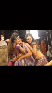 Maryam Zakaria Instagram - Here is more of behind the scenes of Aare Pritam Pyare ☺️ #tbt #bts #aarepritampyare #rowdyrathore #bollywoodsong #akshaykumar #explore #reelitfeelit