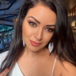 Maryam Zakaria Instagram - Hey you have a lovely day 🤍 #selfie #makeup #whitetop #earrings