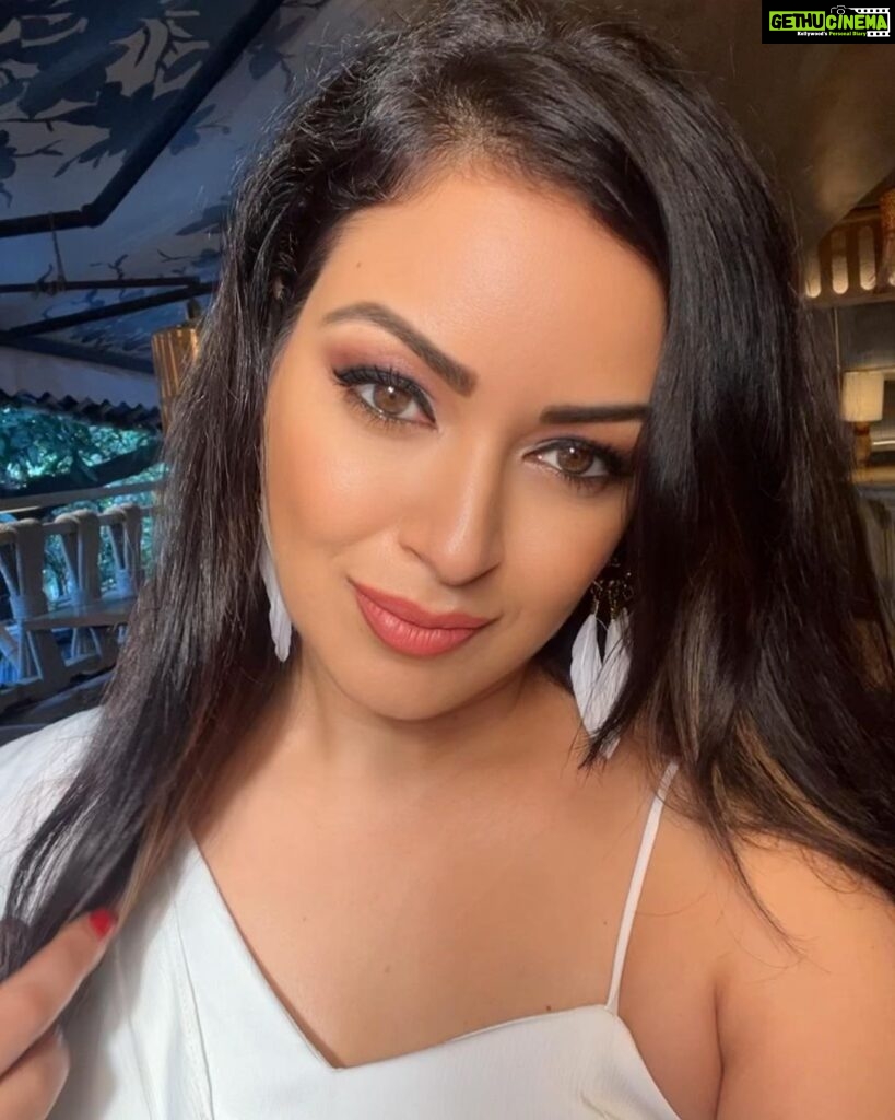 Maryam Zakaria Instagram - Hey you have a lovely day 🤍 #selfie #makeup #whitetop #earrings