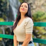 Maryam Zakaria Instagram - I want to wake up to this view every day 😍 #kashmir #drung #beautifuldestinations #beautifulview #mountains #waterfall #nature #india #travelphotography #photoshoot Drung