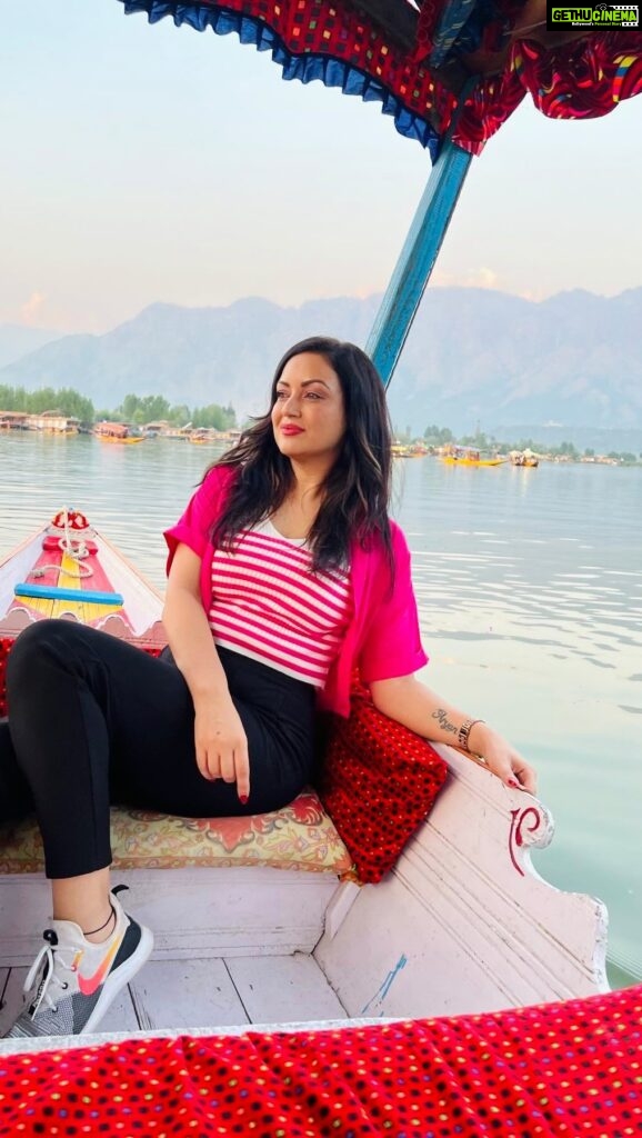 Maryam Zakaria Instagram - Beautiful Dal Lake 😍❤ 📍Srinagar, Kashmir 🇮🇳 #kashmir #sringar #dallake #beautifuldestinations #traveldiaries #reelitfeelit #india Dal Lake, Srinagar, Jammu & Kashmir