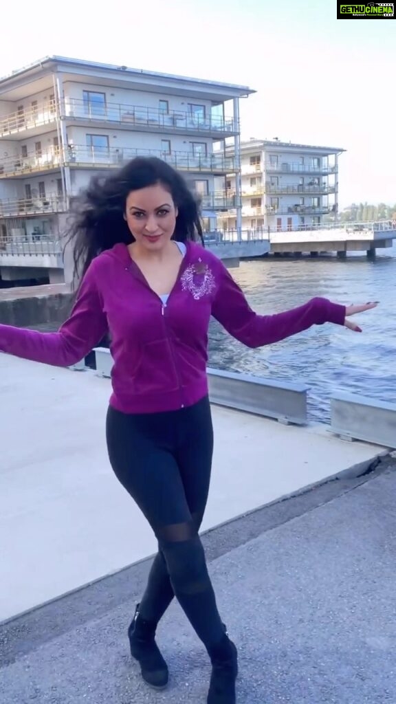 Maryam Zakaria Instagram - I’m actually dancing to another song but the steps goes well to Chaleya song too 😊 What you guys think? 📍Stockholm 🇸🇪 #chaleya #jawan #dancereels #trendingsong #stockholm #reelsinstagram #reelitfeelit #shahrukhkhan