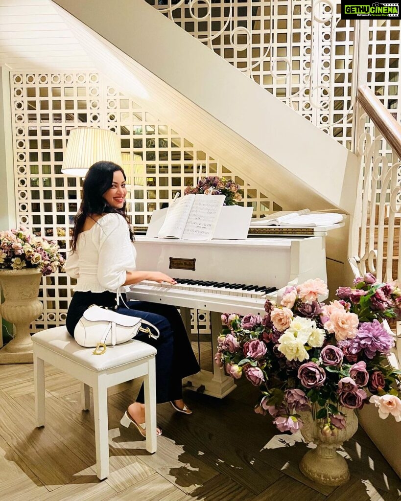 Maryam Zakaria Instagram - My ootd goes well with the Piano 🤍😁 #ootd #ootdstyle #inspo #womenfashion #piano #whiteoutfit #dior