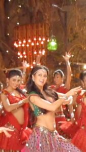 Maryam Zakaria Instagram - Tbt to Aare Pritam Pyare Behind the scene 🔥❤️ #aarepritampyare #rowdyrathore #bollywoodsong #reelitfeelit