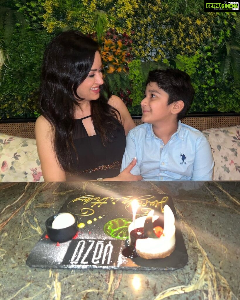 Maryam Zakaria Instagram - The best thing I know is to have my family with my for any celebration. All I wish for this birthday is that my sons leg heals as soon and the pain goes away 🙏❤️ Thank you everyone who already started to wish me from last night it means a lot 😘❤️ #birthday #family #love